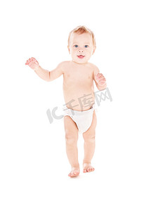男孩站着摄影照片_站着穿尿布的男婴