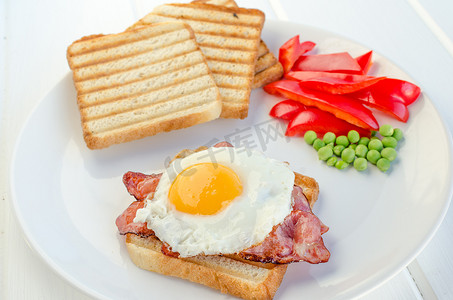 新鲜早餐 — 火腿、鸡蛋、蔬菜和烤面包
