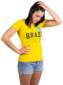穿着巴西 T 恤的球迷心烦意乱