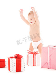 可爱礼物盒子摄影照片_有礼物的男婴