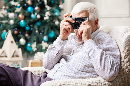 在圣诞节背景拍照的老人