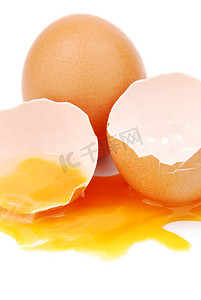 鸡蛋破了，蛋黄和蛋白都流出来了