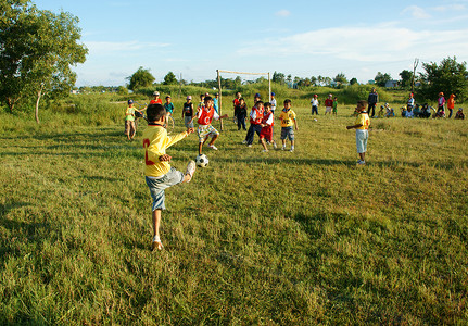 亚洲孩子踢足球，体育