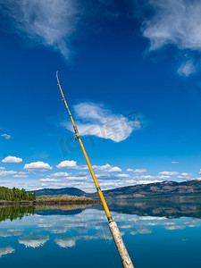 在加拿大育空地区的拉伯格湖钓鱼