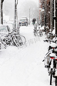 自行车街景摄影照片_城市中的雪——暴风雪、街景、自行车