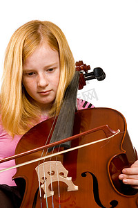 拉大提琴的年轻女孩