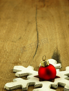 摆设小玩意摄影照片_木橡木背景上的红色圣诞摆设。
