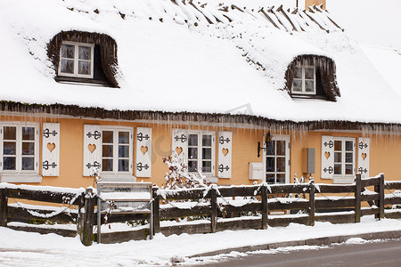 雪屋顶摄影照片_丹麦小屋