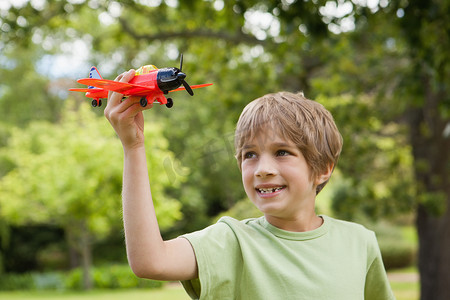 男孩在公园玩玩具飞机