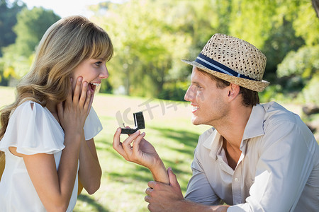 大吃一惊摄影照片_男人在公园求婚让女友大吃一惊