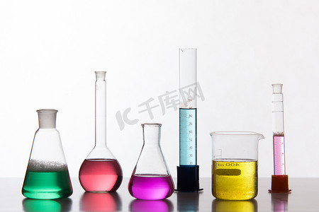 玻璃在化学实验室期间充满了有色液体