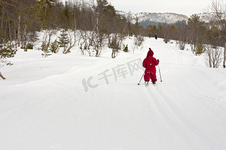 儿童滑雪摄影照片_儿童滑雪