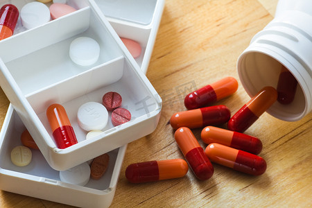 药盒中的片剂、胶囊和药丸作为日常药物