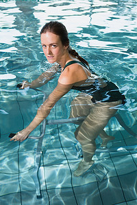 女自行车运动员摄影照片_使用水下健身自行车适合黑发