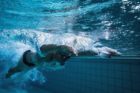 泳装摄影照片_适合游泳运动员自己训练