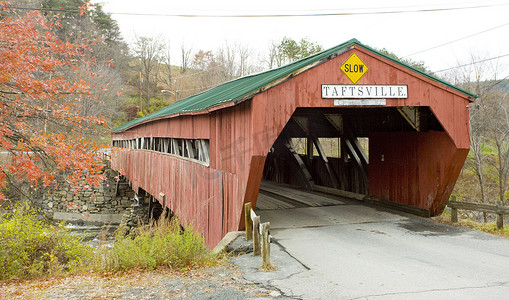 红色佛摄影照片_美国佛蒙特州塔夫茨维尔的红色木桥 (1836)