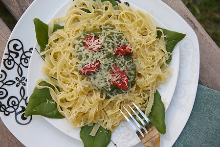 菜叶菠菜摄影照片_意大利面配菠菜、西红柿和奶酪