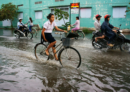 洪水泛滥摄影照片_胡志明市，洪水泛滥