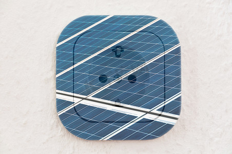概念：带路径的电源插座上的太阳能电池板