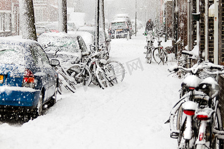 城市中的雪——暴风雪、街景、自行车
