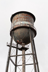 生锈、涂鸦覆盖的水塔