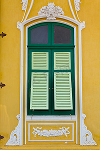 黄墙上紧闭的绿窗