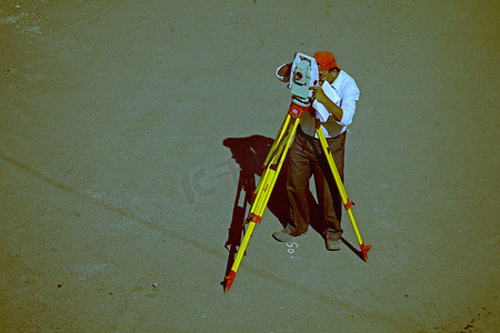 使用手册摄影照片_一名测量员正在使用用于测距的红外反射器