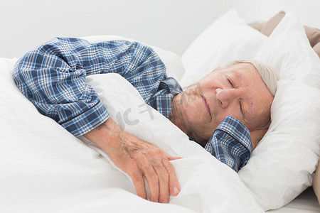 睡觉的枕头摄影照片_睡觉的老人