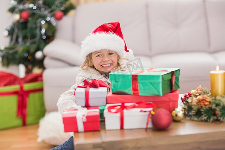 树木房子人摄影照片_被圣诞礼物包围的可爱小女孩