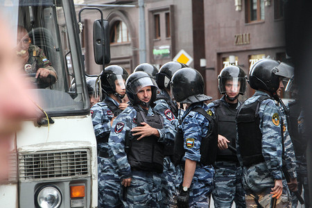 在反对派集会期间的俄罗斯警察