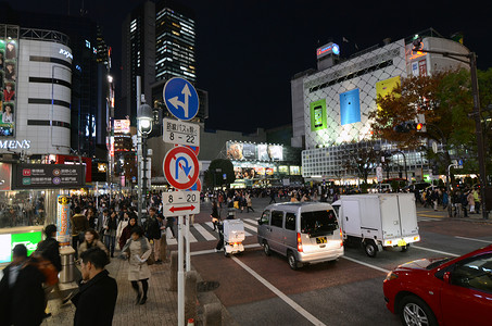 日本东京 — 2013 年 11 月 28 日：涩谷著名十字路口的行人