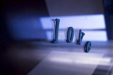 玻璃咖啡桌上用字母拼写的爱这个词
