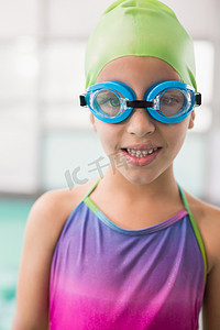 泳游泳摄影照片_可爱的小女孩站在泳池边
