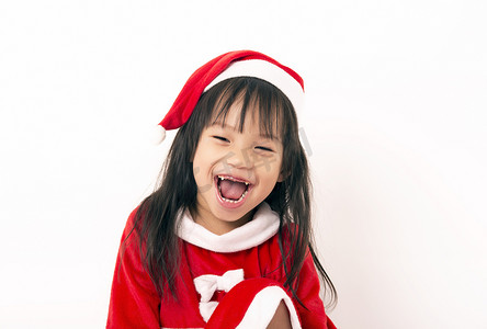 白色背景中戴着红色圣诞帽的亚洲小女孩