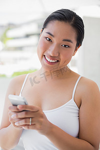 发短信在电话的亚裔妇女