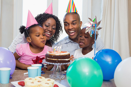 周年庆大促首页摄影照片_幸福的家庭在餐桌上一起庆祝生日