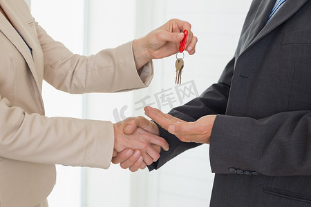 地产代理给客户钥匙