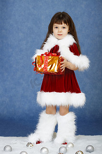 穿毛皮新年衣服的小女孩带着礼物