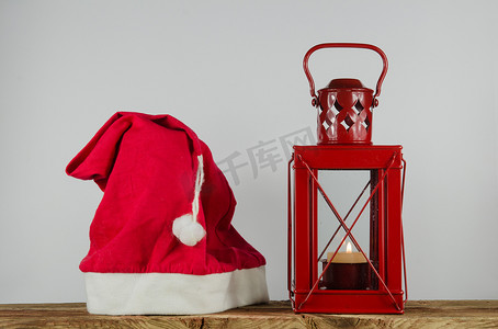 月灯笼摄影照片_圣诞老人帽和灯笼