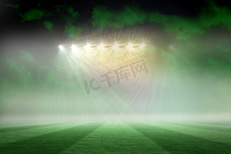绿色天空和聚光灯下的足球场