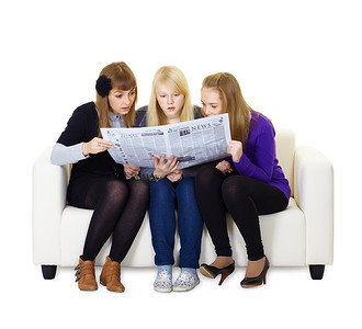 三个女朋友青少年读报纸