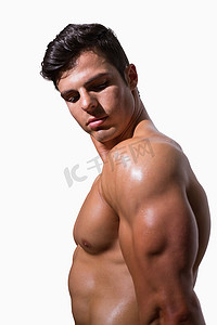 一个光着膀子的肌肉男的侧视图