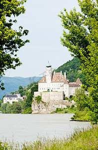 多瑙河摄影照片_奥地利下奥地利州多瑙河上的 Schoenbuehel 城堡