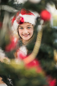 装饰圣诞树的节日小女孩