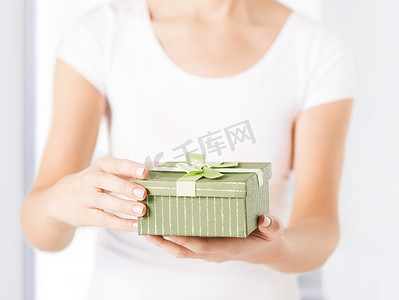 珍贵的礼物摄影照片_拿着礼品盒的女人手