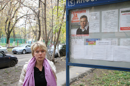 Khimki Evgeniya Chirikova 市长的反对派候选人在信息亭附近，在选举日为克里姆林宫的候选人 Oleg Shakhov 竞选