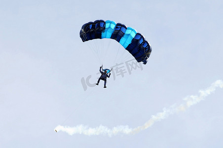 跳伞员降落在一个多色降落伞上。