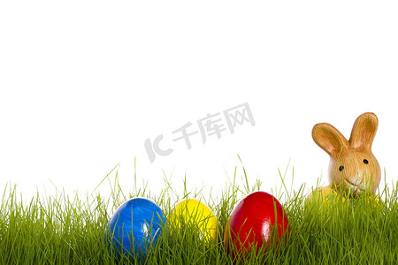 复活节彩蛋在草丛中的小复活节兔子