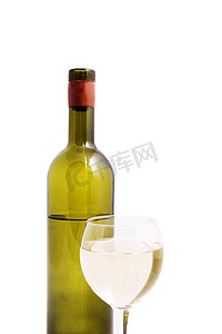 有玻璃的白葡萄酒瓶