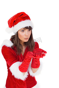 伸出手摄影照片_穿着圣诞老人服装的漂亮女孩伸出手